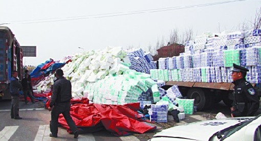 大量衛(wèi)生紙撒在馬路上阻礙交通