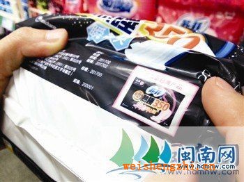 警方稱，制假窩點受生產(chǎn)水平限制，產(chǎn)品包裝會出現(xiàn)一些缺陷，這是辨別真假的方式之一。