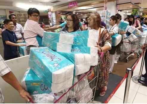 馬來西亞衛(wèi)生紙暢銷 民眾為避消費(fèi)稅搶購(gòu)日用品