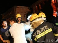 造紙機(jī)卡住工人手掌 湖北宜昌市猇亭中隊(duì)成功救援