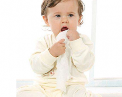 用濕紙巾給寶寶擦手，三分鐘帶你了解危害之處！